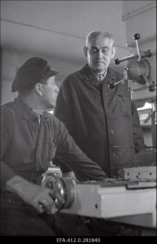 Tartu Autoremonditehase meesansambli "Akord" liikmed kommunistliku töö eesrindlased Peeter Ilves ja Jaan Madisson