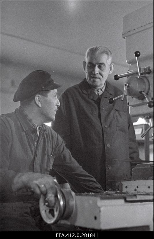 Tartu Autoremonditehase meesansambli "Akord" liikmed kommunistliku töö eesrindlased Peeter Ilves ja Jaan Madisson