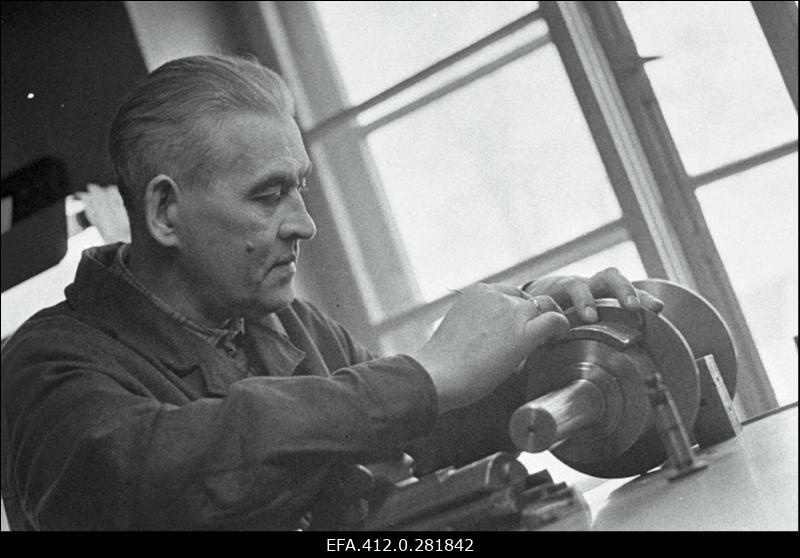 Tartu Autoremonditehase meesansambli "Akord" liikmed kommunistliku töö eesrindlased Peeter Ilves ja Jaan Madisson