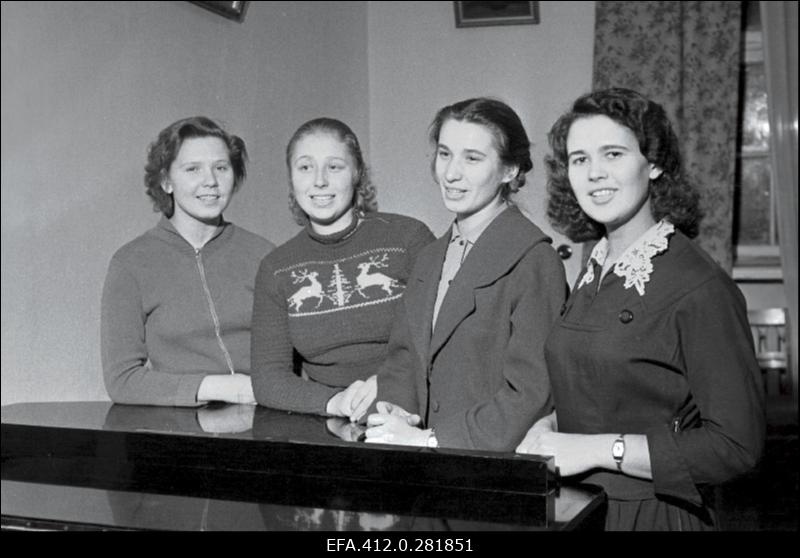 Narva Kreenholmi Manufaktuuri elektrimootorite mähkijate brigaad (brig.Inda Seppois)