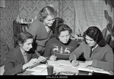 Narva Kreenholmi Manufaktuuri elektrimootorite mähkijate brigaad (brig.Inda Seppois)  duplicate photo