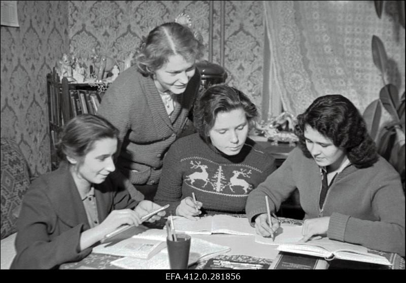 Narva Kreenholmi Manufaktuuri elektrimootorite mähkijate brigaad (brig.Inda Seppois)