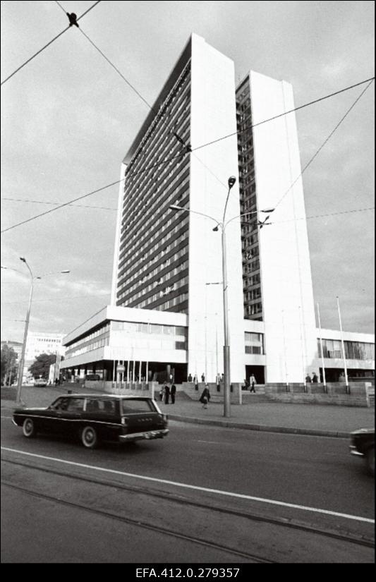 Hotell "Viru" õhtupäikeses.