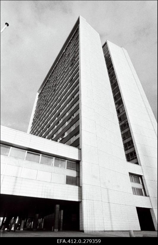 Hotell "Viru" õhtupäikeses.