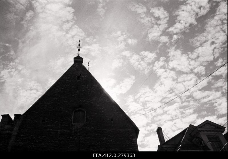 Võtted vanalinnast kiudpilvedega.