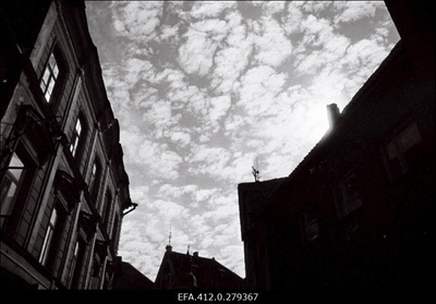 Võtted vanalinnast kiudpilvedega.  duplicate photo