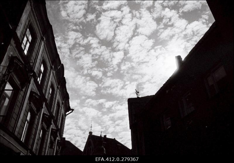 Võtted vanalinnast kiudpilvedega.