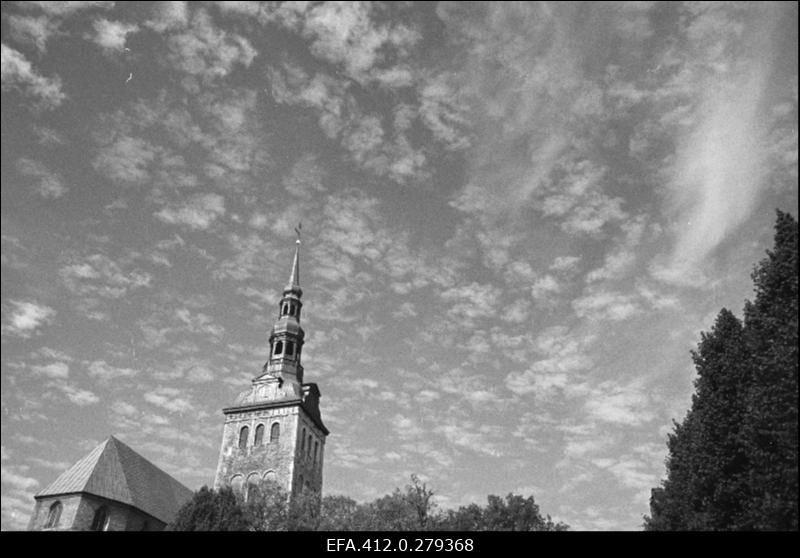 Võtted vanalinnast kiudpilvedega.