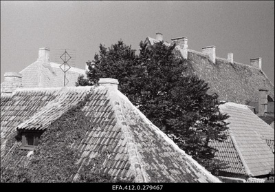 Üksik maja Toomkooli tn ja vanalinna katused sama lähedal.  similar photo
