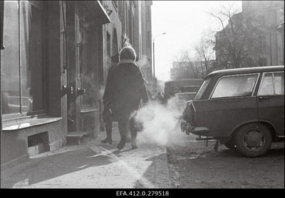 Autod tossutavad jalakäijaid  Suur-Karja tänaval kell 10.30.  similar photo