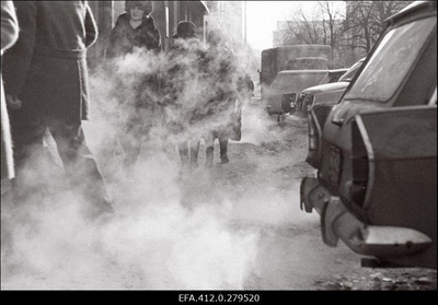 Autod tossutavad jalakäijaid  Suur-Karja tänaval kell 10.30.  similar photo