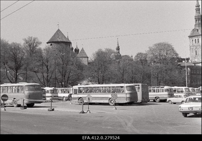 Autobussid Võidu väljakul. (liikluse rikkumine).  similar photo