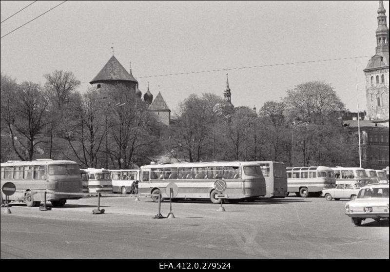 Autobussid Võidu väljakul. (liikluse rikkumine).