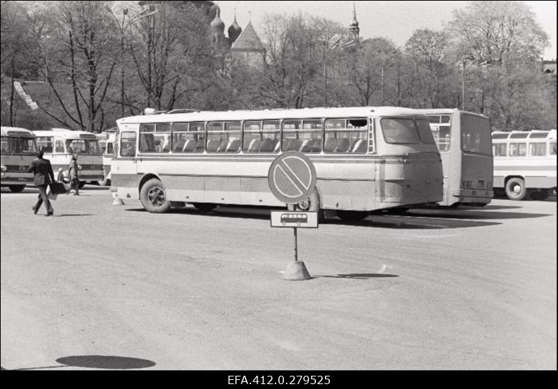 Autobussid Võidu väljakul. (liikluse rikkumine).