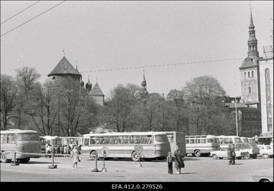 Autobussid Võidu väljakul. (liikluse rikkumine).  similar photo