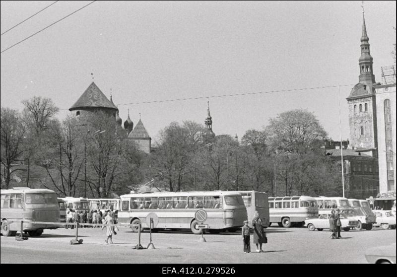 Autobussid Võidu väljakul. (liikluse rikkumine).