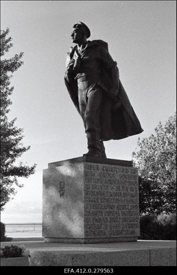 Jevgeni Nikonovi mälestussammas.  duplicate photo