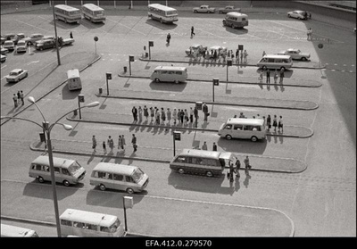 Maršruuttaksode peatus hotell "Viru" juures.  similar photo