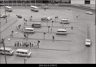 Maršruuttaksode peatus hotell "Viru" juures.  similar photo