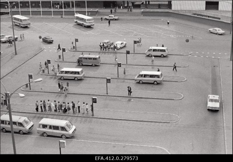 Maršruuttaksode peatus hotell "Viru" juures.