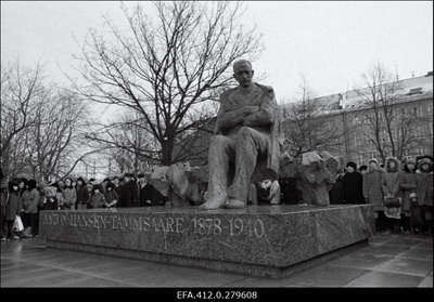 A. H. Tammsaare monumendi avamine 16. okt väljakul.  similar photo