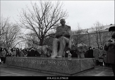 A. H. Tammsaare monumendi avamine 16. okt väljakul.  duplicate photo