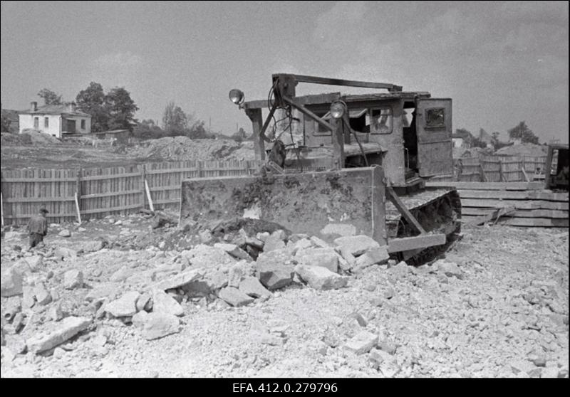 Narva meri. Vanad kindlused. Koidula tn elumajade ehituse algus. Balti soojuselektrijaama juurdevoolu kanali ehituse algus.