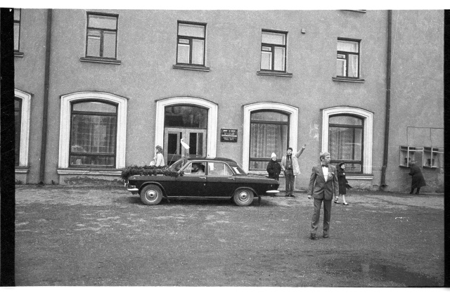 Pulmad; pulmaauto ja pulmalised Kohtla-Järve perekonnaseisuosakonna ees