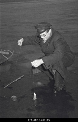 Jääalune kalapüük.  similar photo