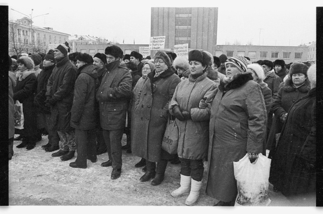 Interrinde miiting ja meeleavaldus Kohtla-Järvel; inimesed Eesti iseseisvuse vastu protesteerimas