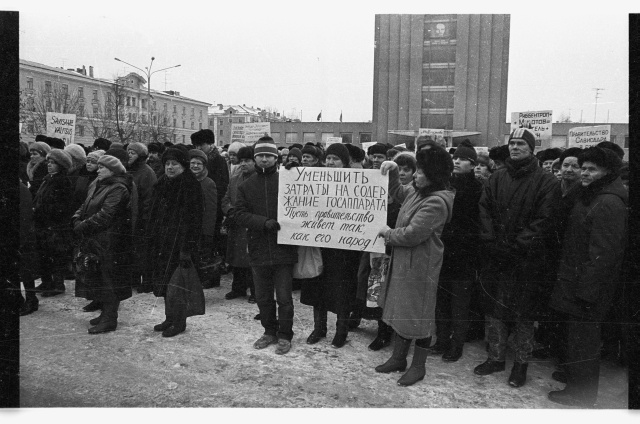 Interrinde miiting ja meeleavaldus Kohtla-Järvel; inimesed Eesti iseseisvuse vastu protesteerimas