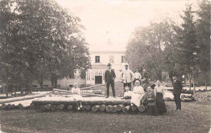 Foto. Uuemõisa "häärberist" Läänemaa Õpetajate Seminari ehitamas, 1922 (?),
Foto: L.Õ.S. fotoring