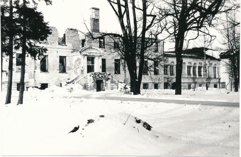 Foto. Uuemõisa mõisa peahoone üldvaade 1982.
Foto: Mati Laimets.