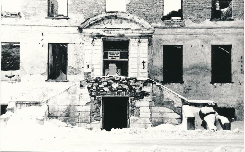 Foto. Uuemõisa mõisa peahoone lagunenud fassaad 1982.a.
Foto: Mati Laimets.