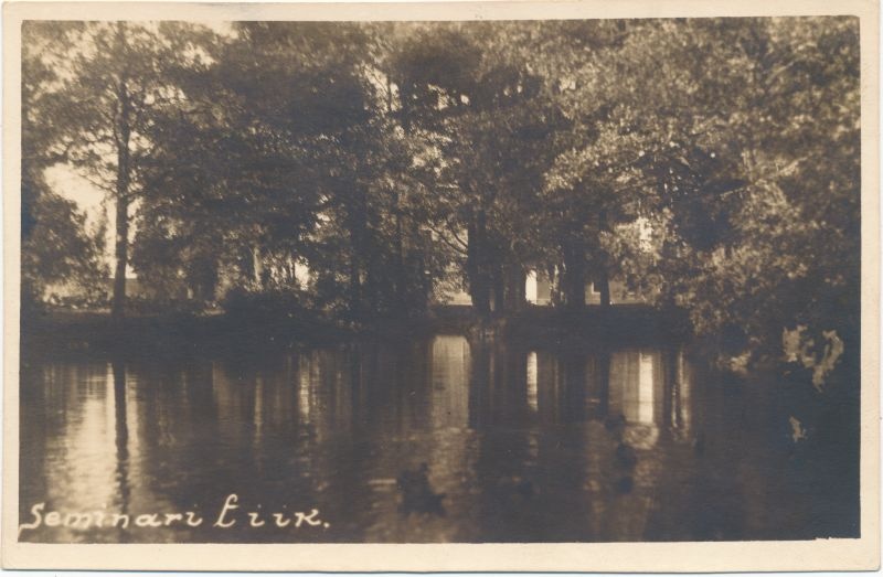 Foto. Uuemõisa mõisa park tiigiga.