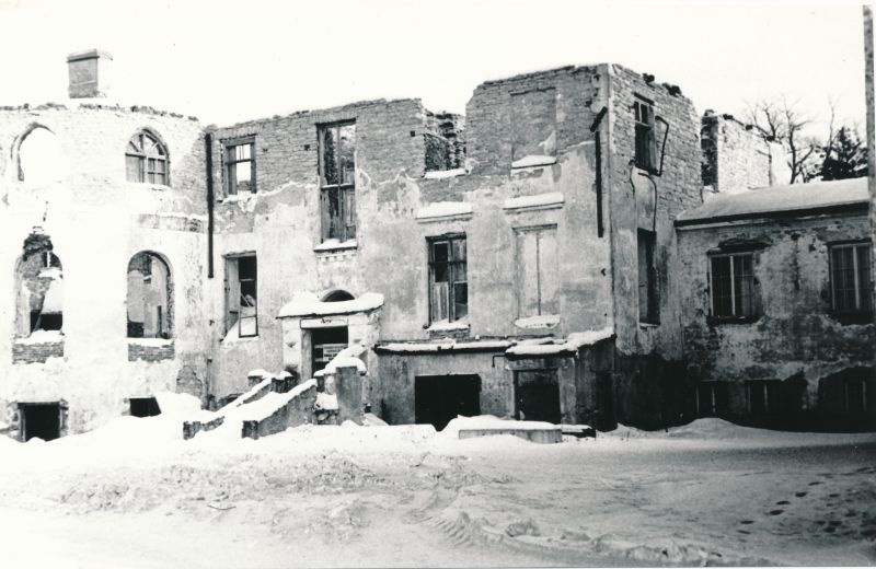 Foto. Vaade Uuemõisa mõisa peahoone lagunenud osale 1982.a.
Foto: Mati Laimets.