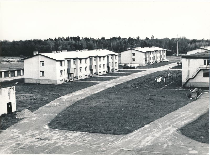 Foto. Haapsalu KEK-i elamud Uuemõisas. 1981. a. Mustvalge.