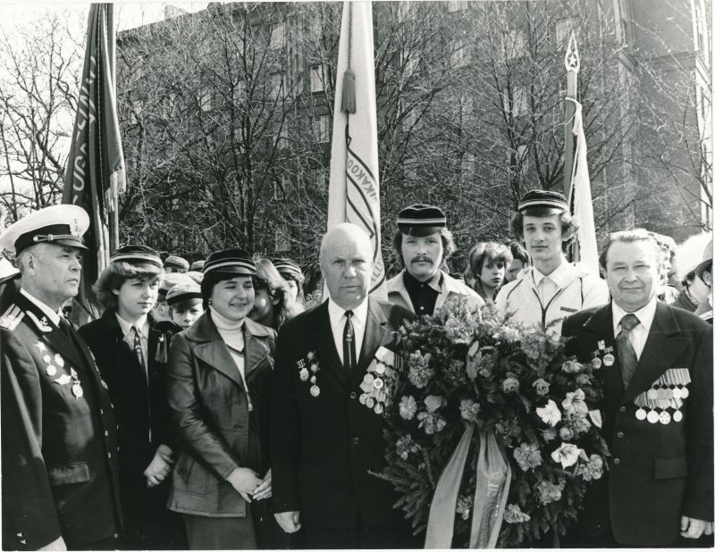 Foto. Võidupühal. Sõjaveteranid noorte keskel.