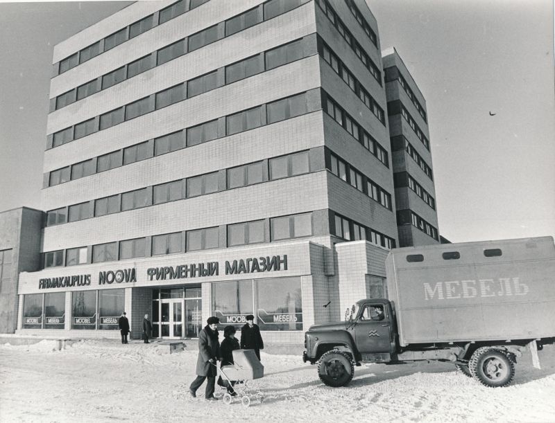 Foto. Narvas avatud uus mööblikauplus "Noova". 1982