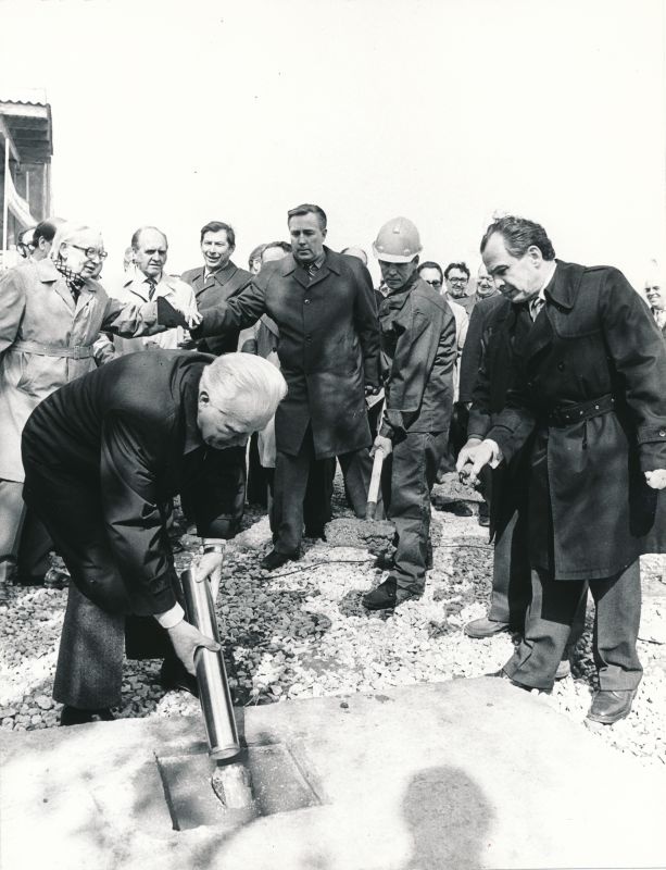 Foto. EKP Keskkomitee esimene sekretär Karl Vaino asetab metallkapsli dokumentidega uue Tallinna raamatutrükikoja vundamenti. 1983.