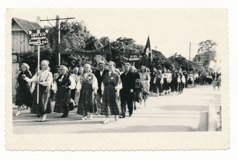 Foto. Kolhoosid "Võidulipp" ja "Esimene Mai" Märjamaa laulupeol 1950.a. Mustvalge.