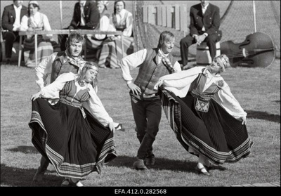 Kaluritepäeva kontsert ja teleülekanne Kirovi nim. näidiskalurikolhoosi staadionilt.  duplicate photo