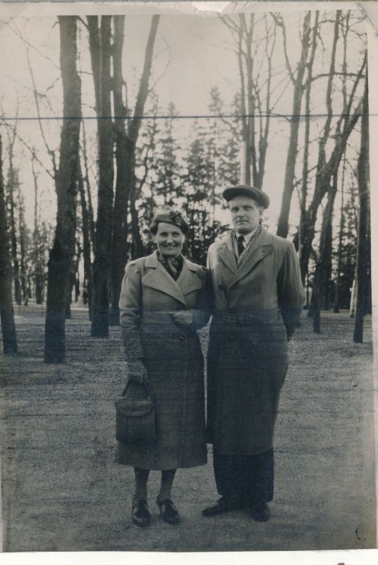 Foto. Leo ja Marge Tartus Toomemäel 1939. Leo ja Marge Randre elu sõnas ja pildis. Albumis.