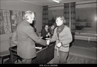 9. mai nimelises kolhoosis; kolhoosi preemiate jagamine ETV muusika- ja kirjandussaadete toimetusele ja ajakirja "Kultuur ja Elu" toimetusele või uue šefluslepingu allakirjutamine.  similar photo