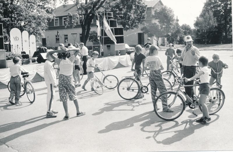 Foto. Valge Daami päevadel 22.-25.08.1991.a. Noored jalgratastega Haapsalu lossiplatsil. Mustvalge.