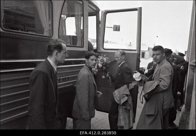 Rootsi jalgpallimeeskonna "Sture" saabumine (vastuvõtt) Tallinna lennuväljal ja meie vabariigi esimene rahvusvaheline kohtumine ("Sture"-Tallinna "Dünamo" 0:3)  similar photo