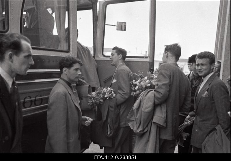 Rootsi jalgpallimeeskonna "Sture" saabumine (vastuvõtt) Tallinna lennuväljal ja meie vabariigi esimene rahvusvaheline kohtumine ("Sture"-Tallinna "Dünamo" 0:3)