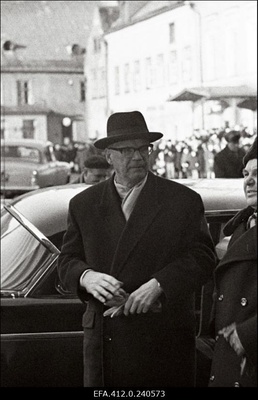 Soome president Urho Kaleva Kekkonen Raekoja platsil.  similar photo