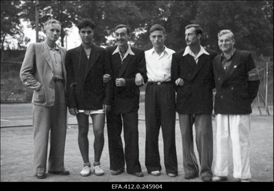NSV Liidu 1953. a noorte tennise esivõistlusest osavõtjad.  duplicate photo