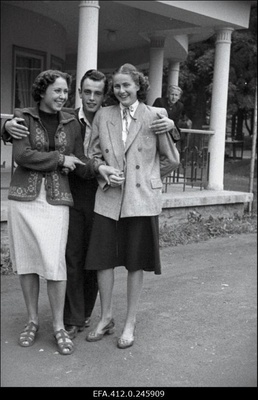NSV Liidu 1953. a noorte tennise esivõistlusest osavõtjad.  similar photo